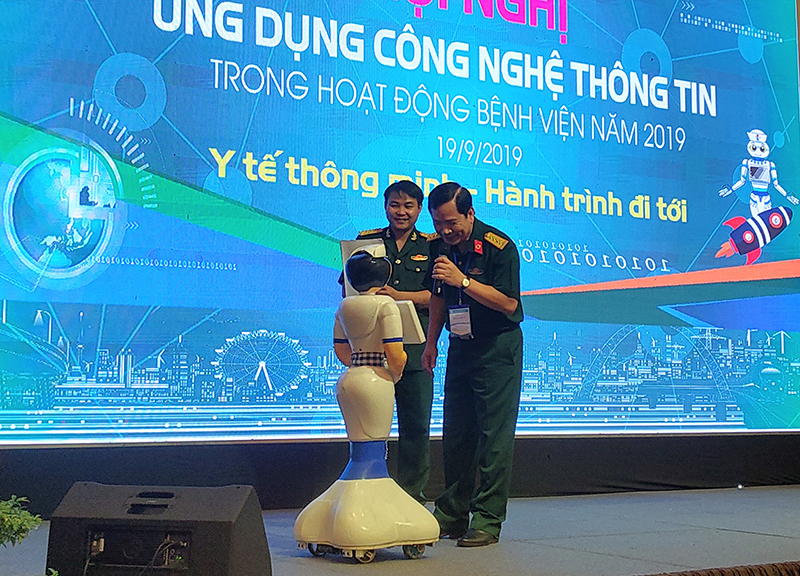 Bệnh viện Quân dân y miền Đông đưa ứng dụng, công nghệ Robot tự động vào hoạt động chăm sóc bệnh nhân